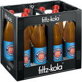 Eine schwarze Kiste mit zehn 0,5-Liter-Flaschen fritz-kola Fritz Mischmasch (Mehrweg), mit blauem Etikett und rotem Verschluss, bietet Kola-Orangen-Limonade mit hohem Fruchtanteil.