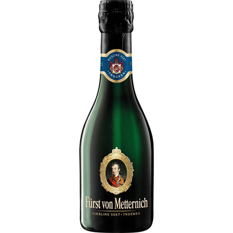 Der 0,2 l Fürst von Metternich Riesling Sekt Trocken hat eine grüne Flasche, ein Etikett im Hochformat und einen blauen Folienverschluss.