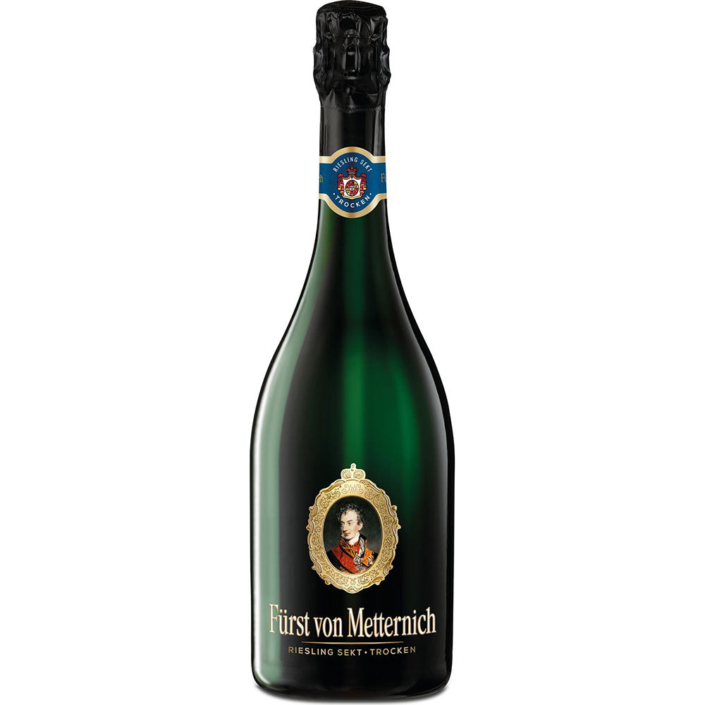 Eine grüne 0,75-Liter-Flasche Fürst von Metternich Riesling Sekt Trocken mit goldenem Etikett und Porträt.