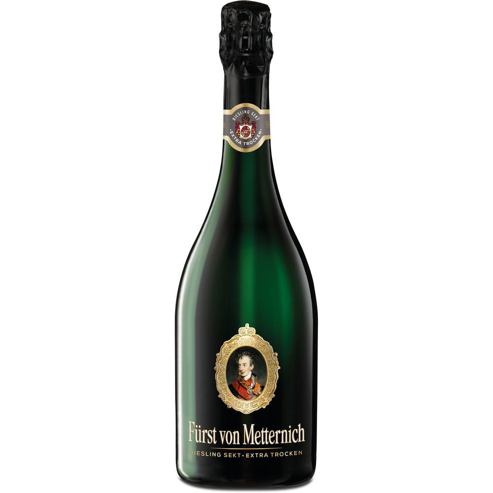 Fürst von Metternich Riesling Sekt Extra Trocken 0,75L: eine grüne Flasche mit einem goldenen Etikett und einem Porträt auf der Vorderseite, das die Eleganz dieses deutschen Riesling Sekts von Fürst von Metternich widerspiegelt.