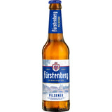 Eine Braunglasflasche Fürstenberg Pilsener 0,33 l aus dem 20er-Pack (MEHRWEG) trägt ein blau-weißes Etikett mit Kondenswasser, das an die jahrhundertealte Brautradition erinnert.