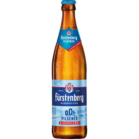 Eine 0,5-Liter-Flasche Fürstenberg Pilsener 0,0% Alkoholfrei (MEHRWEG) mit blauem und rotem Etikett und sichtbarem Kondenswasser unterstreicht seinen alkoholfreien Charakter. Verkauft in einer 20er-Packung unter der Marke Fürstenberg.