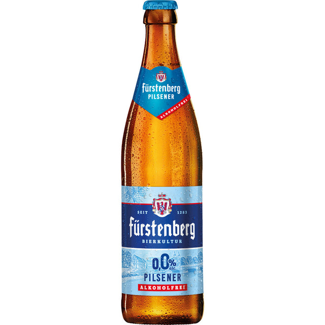 Eine 0,5-Liter-Flasche Fürstenberg Pilsener 0,0% Alkoholfrei (MEHRWEG) mit blauem und rotem Etikett und sichtbarem Kondenswasser unterstreicht seinen alkoholfreien Charakter. Verkauft in einer 20er-Packung unter der Marke Fürstenberg.