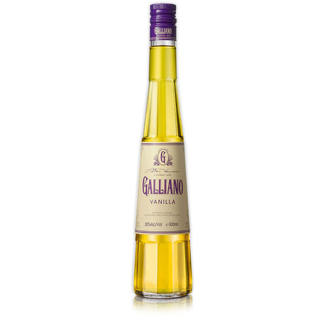 Eine 0,7-Liter-Flasche Galliano Vanilla Liquore (30% ABV) von Galliano mit gelber Flüssigkeit und violettem Etikett steht auf einem weißen Hintergrund.