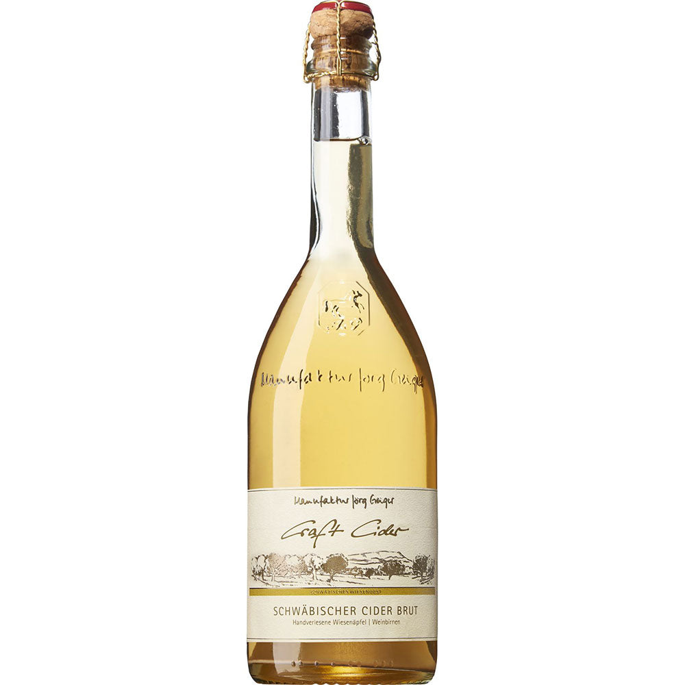 Eine 0,75-Liter-Flasche Jörg Geiger Schwäbischer Apfelwein Brut, hergestellt aus handverlesenen Wiesenäpfeln und versiegelt mit einem in Goldfolie gewickelten Korken.