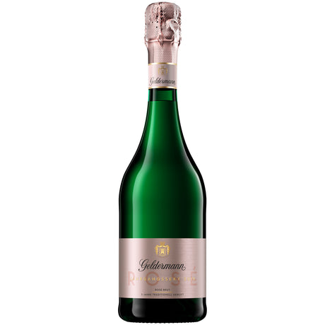 Eine Flasche Geldermann Brut Rosé Jahrgang 2018 (0,75 Liter) von Geldermann, die nach der traditionellen Flaschengärung hergestellt wurde, präsentiert sich in einer grünen Flasche mit einem Etikett und einer Kappe aus rosa und goldfarbener Folie. Dieser Jahrgangssekt strahlt in jedem Glas Eleganz und raffinierten Geschmack aus.