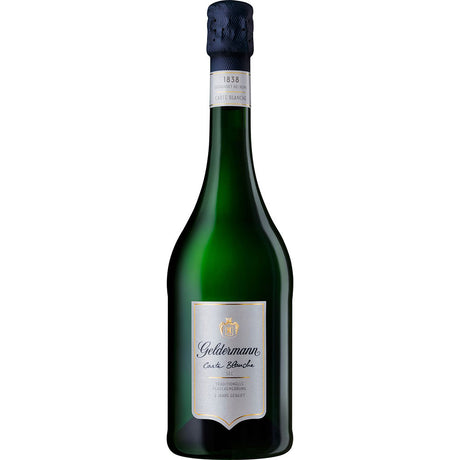 Eine 0,75L Flasche Geldermann Carte Blanche Sec, Premium Sekt aus Baden, mit grünem Glas, silbernem Etikett und blauem Folienhals, hergestellt von Geldermann in traditioneller Flaschengärung.