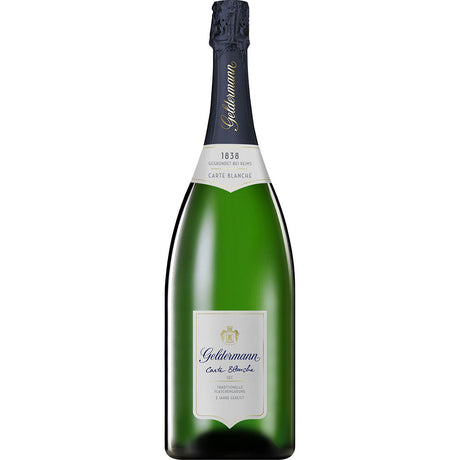 Eine 1,5-Liter-Flasche Geldermann Carte Blanche Sec, ein deutscher Sekt von Geldermann, hergestellt mit traditioneller Flaschengärung, mit dunklem Foliendach und weißem Etikett.