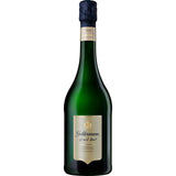 Eine grüne 0,75-Liter-Flasche Geldermann Grand Brut von Geldermann mit goldenem Etikett und dunkler Halsfolie, fachmännisch hergestellt durch traditionelle Flaschengärung für ein raffiniertes Sekterlebnis.