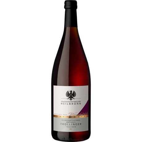 Eine 1L Flasche der Genossenschaftskellerei Heilbronn Heilbronner Stiftsberg Edition S Trollinger QbA trocken - ein klassischer württembergischer Rotwein mit schlichtem weiß-goldenem Etikett. Erhältlich im 12er-Pack MEHRWEG.