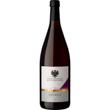 Eine 1-Liter-Flasche der Genossenschaftskellerei Heilbronn Rotwein QbA (Mehrweg) mit einem weiß-goldenen Etikett ist vor einem schlichten Hintergrund abgebildet.