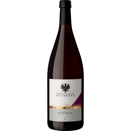 Eine 1-Liter-Flasche der Genossenschaftskellerei Heilbronn Rotwein QbA (Mehrweg) mit einem weiß-goldenen Etikett ist vor einem schlichten Hintergrund abgebildet.
