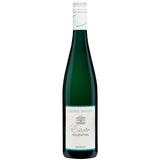 Eine grüne Flasche „Weingut Georg Breuer Estate Rauenthal Riesling trocken 2023“ mit weißem Etikett und Schraubverschluss, die den klassischen Charakter des Rheingauer Rieslings verkörpert.