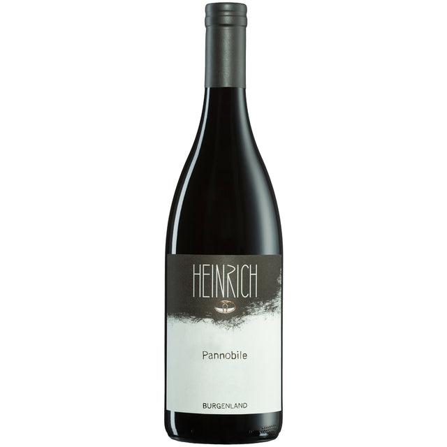 Eine Flasche Rotwein „Pannobile Burgenland DAC 2018“ vom Weingut Heinrich, gekeltert aus Zweigelt- und Blaufränkisch-Trauben, mit einem markanten weiß-schwarzen Etikett.