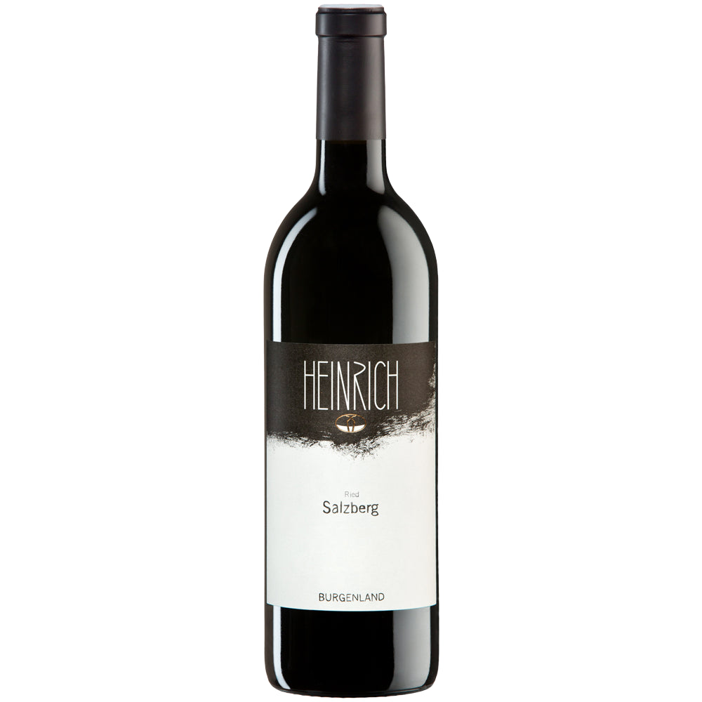 Eine Flasche Rotwein „Weingut Heinrich Ried Salzberg Burgenland DAC 2019“ mit schwarz-weißem Etikett, eine raffinierte Cuvée aus Blaufränkisch und Merlot, steht aufrecht vor einem weißen Hintergrund. Dieser erlesene Burgenländer Rotwein verkörpert Eleganz und Tiefe in vollendeter Weise.