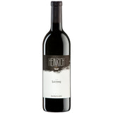 Eine Flasche Rotwein „Weingut Heinrich Ried Salzberg Burgenland DAC 2019“ mit schwarz-weißem Etikett, eine raffinierte Cuvée aus Blaufränkisch und Merlot, steht aufrecht vor einem weißen Hintergrund. Dieser erlesene Burgenländer Rotwein verkörpert Eleganz und Tiefe in vollendeter Weise.