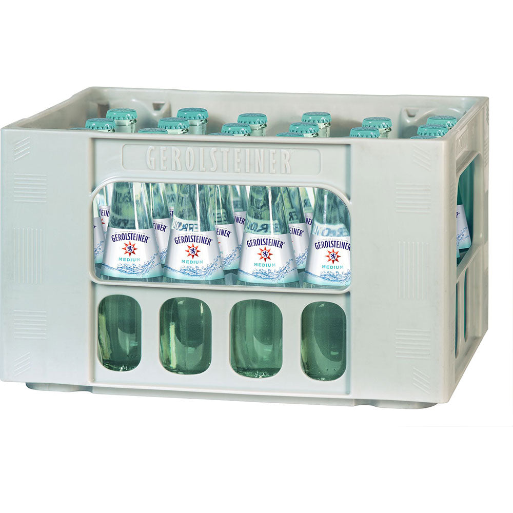 Eine Kiste Gerolsteiner Gourmet Medium 24x0,25L (MEHRWEG) Mineralwasserflaschen aus klarem Glas, reich an Kalzium und Magnesium, verpackt in einem hellgrauen Kunststoffkoffer.
