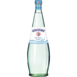 Eine Klarglasflasche Gerolsteiner Gourmet Naturell 0,75L (MEHRWEG), ein stilles Mineralwasser von Gerolsteiner, ist mit einem blau-weißen Etikett versehen.