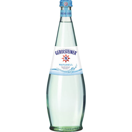 Eine Klarglasflasche Gerolsteiner Gourmet Naturell 0,75L (MEHRWEG), ein stilles Mineralwasser von Gerolsteiner, ist mit einem blau-weißen Etikett versehen.