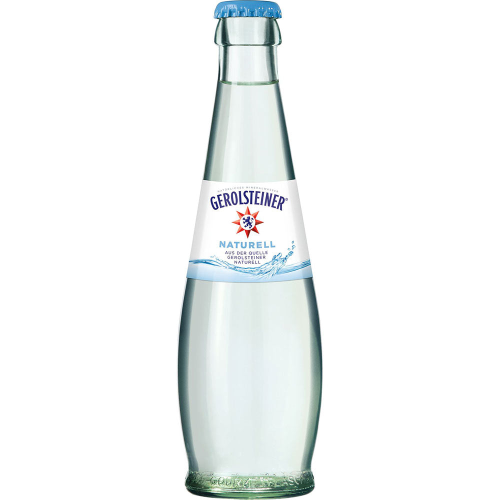 Eine Klarglasflasche Gerolsteiner Gourmet Naturell 0,25L (Mehrweg), stilles Mineralwasser ohne Kohlensäure, mit blauem Verschluss und weißem Etikett. Packung mit 24 Stück. Marke: Gerolsteiner.