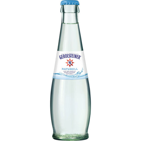 Eine Klarglasflasche Gerolsteiner Gourmet Naturell 0,25L (Mehrweg), stilles Mineralwasser ohne Kohlensäure, mit blauem Verschluss und weißem Etikett. Packung mit 24 Stück. Marke: Gerolsteiner.
