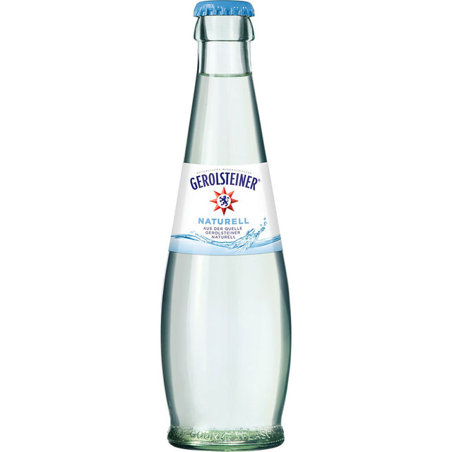 Eine Klarglasflasche Gerolsteiner Gourmet Naturell 0,25L (Mehrweg), stilles Mineralwasser ohne Kohlensäure, mit blauem Verschluss und weißem Etikett. Packung mit 24 Stück. Marke: Gerolsteiner.