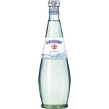 Eine Klarglasflasche Gerolsteiner Gourmet Sprudel 0,5L (Mehrweg) mit weiß-blauem Etikett, bekannt für seinen erfrischenden Geschmack und seine reiche Mineralisierung. Verkauft in Packungen mit 15 Stück von Gerolsteiner.