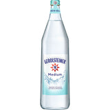 Eine Klarglasflasche Gerolsteiner Medium 6x 1 Liter (MEHRWEG) Mineralwasser, reich an Kalzium und Magnesium, mit einem blau-weißen Etikett.