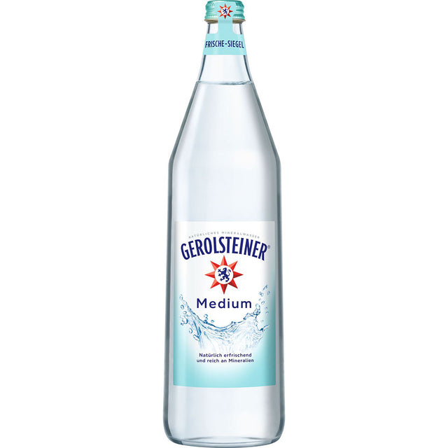 Eine Klarglasflasche Gerolsteiner Medium 6x 1 Liter (MEHRWEG) Mineralwasser, reich an Kalzium und Magnesium, mit einem blau-weißen Etikett.