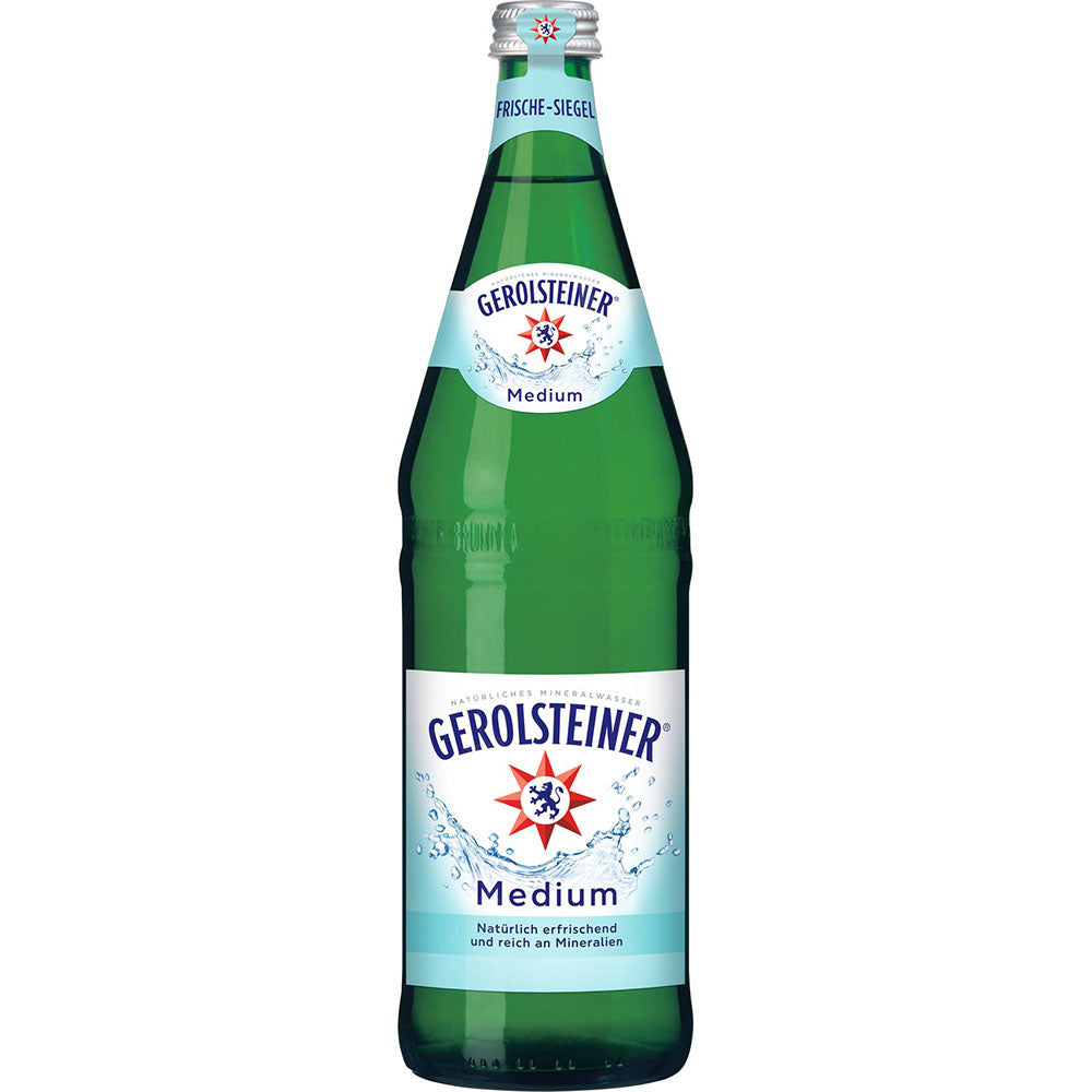 Eine grüne Glasflasche Gerolsteiner Medium Stille Quelle (0,75 l, Mehrweg) mit blau-weißem Etikett, die von Natur aus reich an Calcium und Magnesium ist.