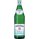 Eine grüne Glasflasche Gerolsteiner Medium Stille Quelle (0,75 l, Mehrweg) mit blau-weißem Etikett, die von Natur aus reich an Calcium und Magnesium ist.