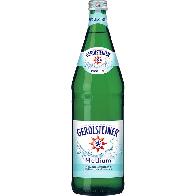 Eine grüne Glasflasche Gerolsteiner Medium Stille Quelle (0,75 l, Mehrweg) mit blau-weißem Etikett, die von Natur aus reich an Calcium und Magnesium ist.