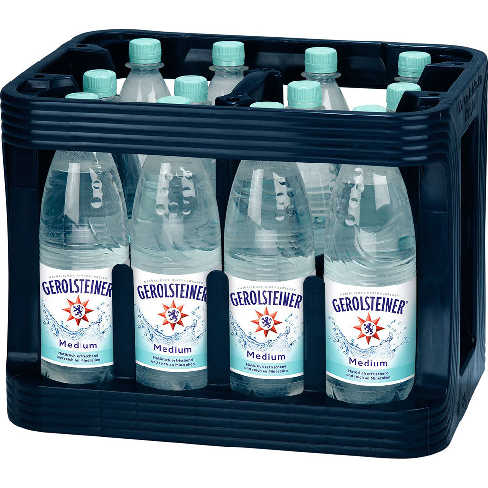 Eine wiederverwendbare Kunststoffkiste mit zwölf 1-Liter-Flaschen Gerolsteiner Medium Stille Quelle PET Mineralwasser.