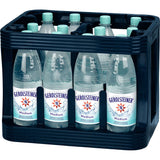 Eine wiederverwendbare Kunststoffkiste mit zwölf 1-Liter-Flaschen Gerolsteiner Medium Stille Quelle PET Mineralwasser.