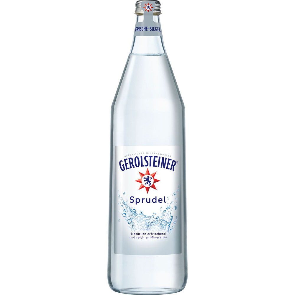Eine Klarglasflasche Gerolsteiner Mineralwasser Sprudel 6x 1 Liter (MEHRWEG), prickelndes Mineralwasser aus Deutschland, mit blau-weißem Gerolsteiner Etikett.