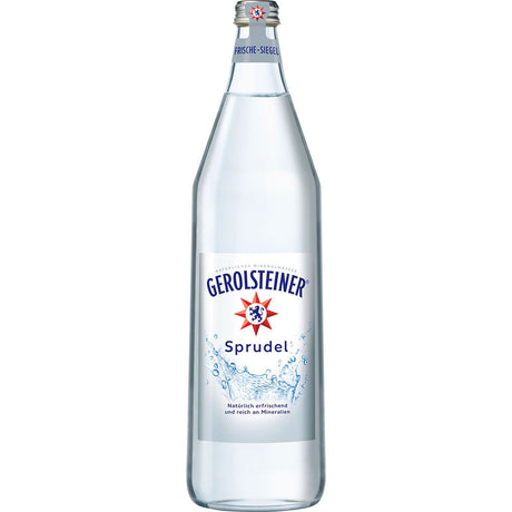 Eine Klarglasflasche Gerolsteiner Mineralwasser Sprudel 6x 1 Liter (MEHRWEG), prickelndes Mineralwasser aus Deutschland, mit blau-weißem Gerolsteiner Etikett.