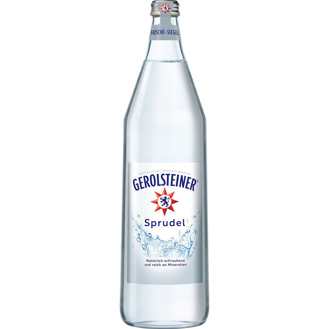 Eine Klarglasflasche Gerolsteiner Mineralwasser Sprudel 6x 1 Liter (MEHRWEG), prickelndes Mineralwasser aus Deutschland, mit blau-weißem Gerolsteiner Etikett.