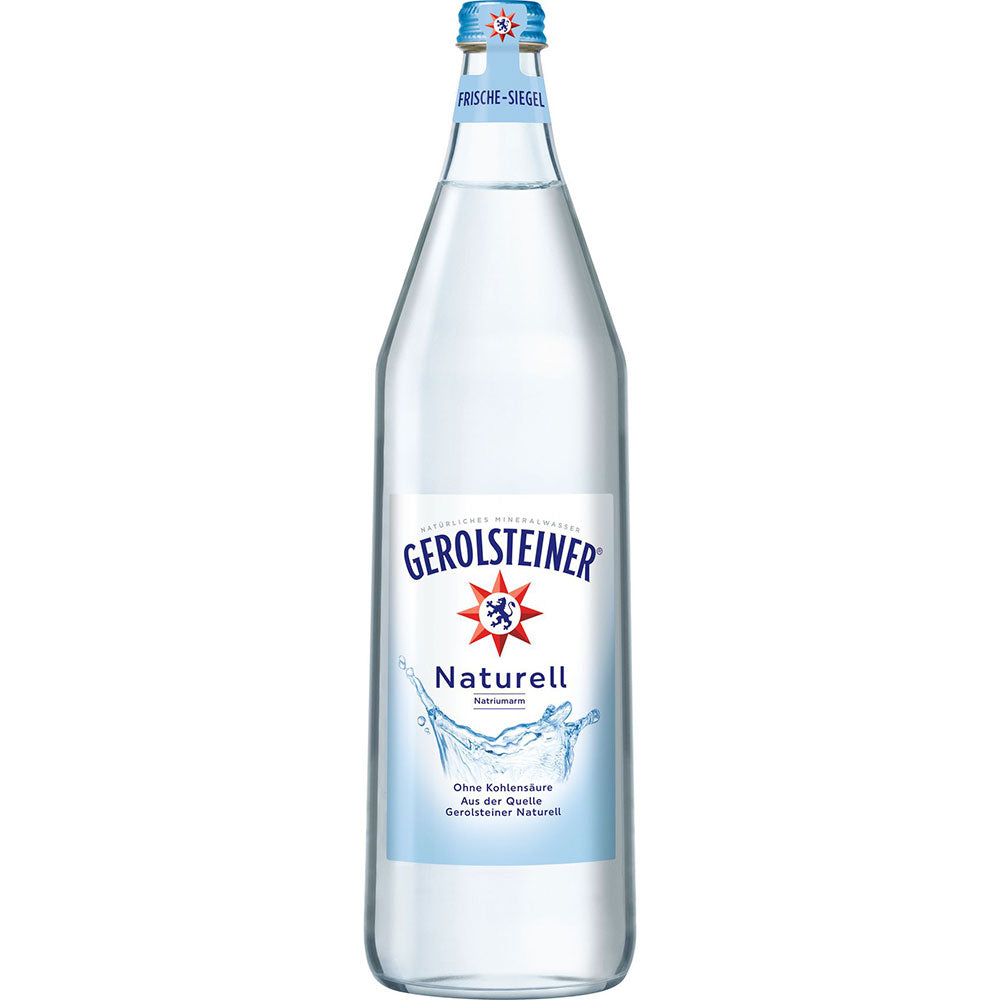 Eine Klarglasflasche Gerolsteiner Naturell 6x 1 Liter (MEHRWEG) stilles Mineralwasser, Marke Gerolsteiner, mit blau-weißem Etikett.