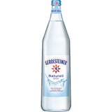 Eine Klarglasflasche Gerolsteiner Naturell 6x 1 Liter (MEHRWEG) stilles Mineralwasser, Marke Gerolsteiner, mit blau-weißem Etikett.