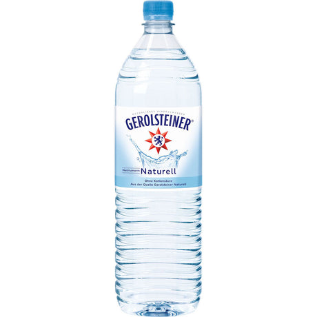 Eine klare PET-Flasche Gerolsteiner Naturell (6x1,5L Mehrweg), stilles Mineralwasser ohne Kohlensäure, mit blauem Verschluss und Etikett.
