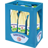 Blaue Kiste mit sechs 0,75-Liter-Flaschen Gerolsteiner und Frucht Apfel-Zitrone (MEHRWEG) Mineralwasser mit gelber Flüssigkeit.