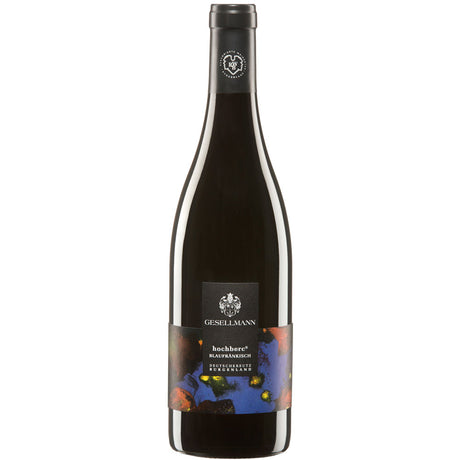 Eine Flasche Gesellmann Blaufränkisch Hochberc BIO 2021, ein raffinierter Rotwein aus dem Hause Gesellmann, mit einem dunklen Etikett mit abstraktem Kunstwerk, das die Eleganz des Mittelburgenländer Rotweins widerspiegelt.