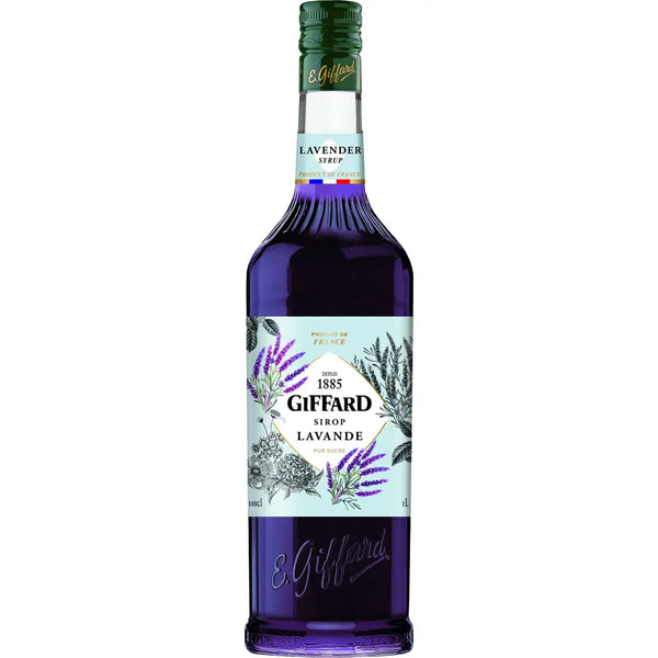 Eine 1-Liter-Flasche Giffard Lavendel Sirup Lavande von Giffard mit violetter Flüssigkeit und einem mit zarten Lavendelblüten verzierten Etikett.