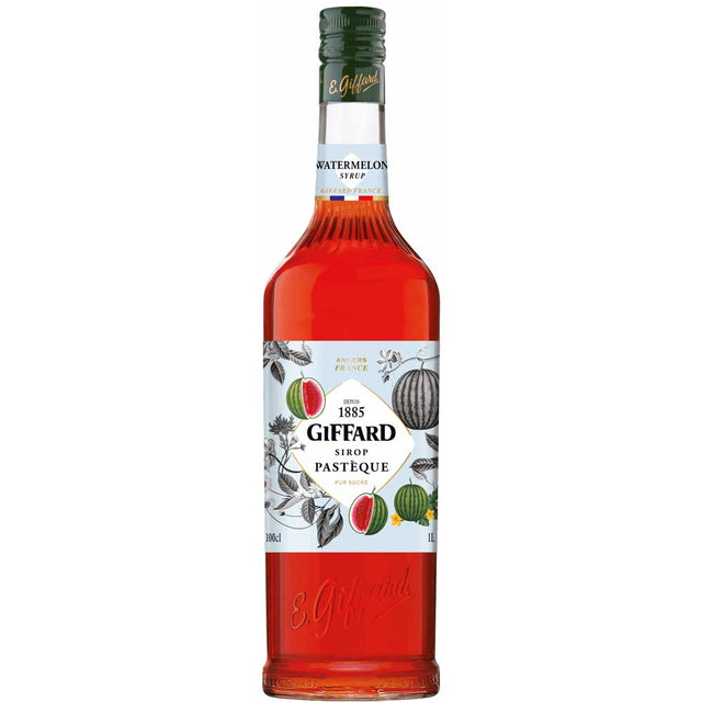 Eine 1-Liter-Flasche Giffard Wassermelone Sirup von Giffard, mit leuchtend roter Flüssigkeit und einer illustrierten Wassermelone auf dem Etikett.