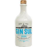 Gin Sul Hamburg Dry Gin 43% 0,5 Liter von Gin Sul kommt in einer weißen Keramikflasche mit blauer Aufschrift und Korkenverschluss, handgefertigt von der Altonaer Spirituosen Manufaktur.