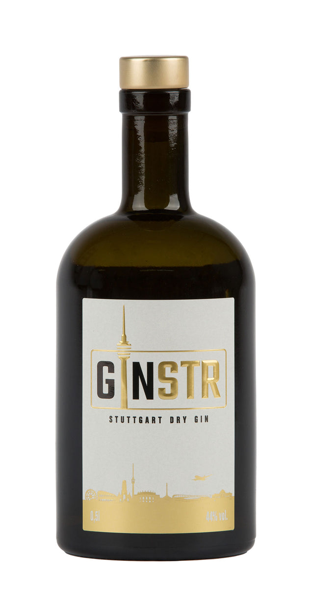 Der GINSTR Stuttgart Dry Gin 44% 0,5 Liter von GINSTR kommt in einer stilvollen dunklen Glasflasche mit goldenen Akzenten und Skyline-Symbolen - ideal für Ihren nächsten Gin und Tonic.
