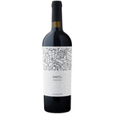 Eine Flasche Giustini Patù Primitivo Salento IGT 2024 der Marke Giustini, deren weißes Etikett mit einem schwarzen, geometrischen Stadtbild verziert ist, unterstreicht den unverwechselbaren Charakter der apulischen Weine.