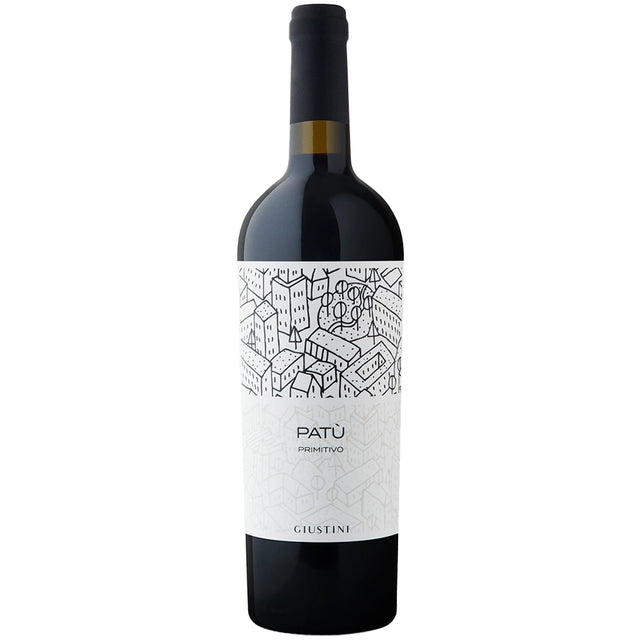 Eine Flasche Giustini Patù Primitivo Salento IGT 2024 der Marke Giustini, deren weißes Etikett mit einem schwarzen, geometrischen Stadtbild verziert ist, unterstreicht den unverwechselbaren Charakter der apulischen Weine.