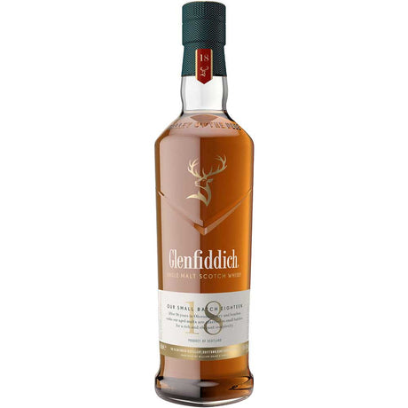 Eine 0,7-Liter-Flasche Glenfiddich 18 Jahre Single Malt Scotch Whisky (40%) mit dem für die Marke typischen grünen Verschluss und dem goldenen Hirsch-Logo.