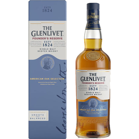 Eine Flasche und eine Schachtel Glenlivet Founder's Reserve Single Malt Scotch Whisky 40% (0,7L) mit blauen und goldenen Akzenten, die diesen kultigen Glenlivet Speyside Whisky hervorheben.